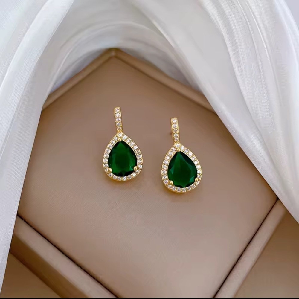Green Water Droplet Zircon Pendant Necklace Earrings Set

Stainless Steel - Picture 6 of 10